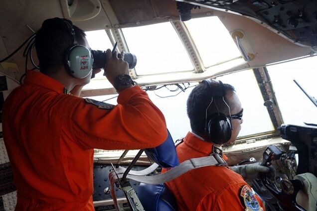 Спасатели обнаружили пропавший авиалайнер AirAsia: из моря извлекли уже более 40 тел