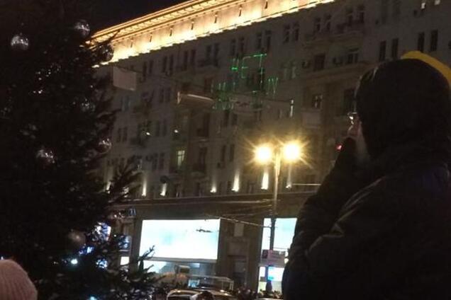 Возле Манежки на доме лазером вывели 'Нет Майдану в Москве!': фотофакт