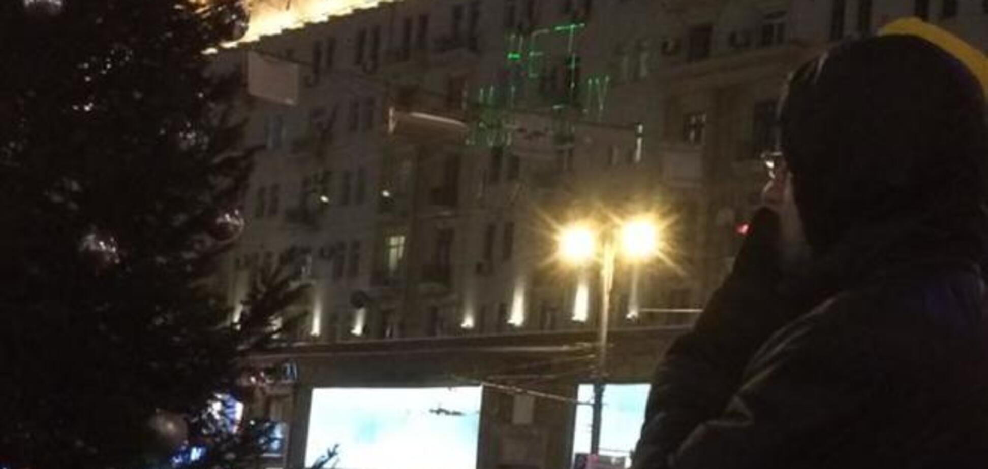 Возле Манежки на доме лазером вывели 'Нет Майдану в Москве!': фотофакт