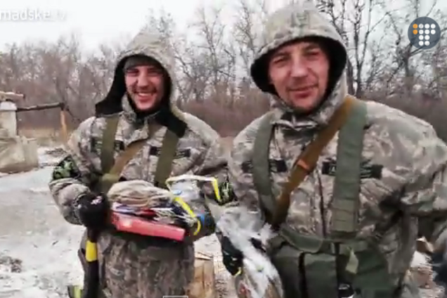 Братья-близнецы из зоны АТО передают привет женам-близняшкам: трогательное видео