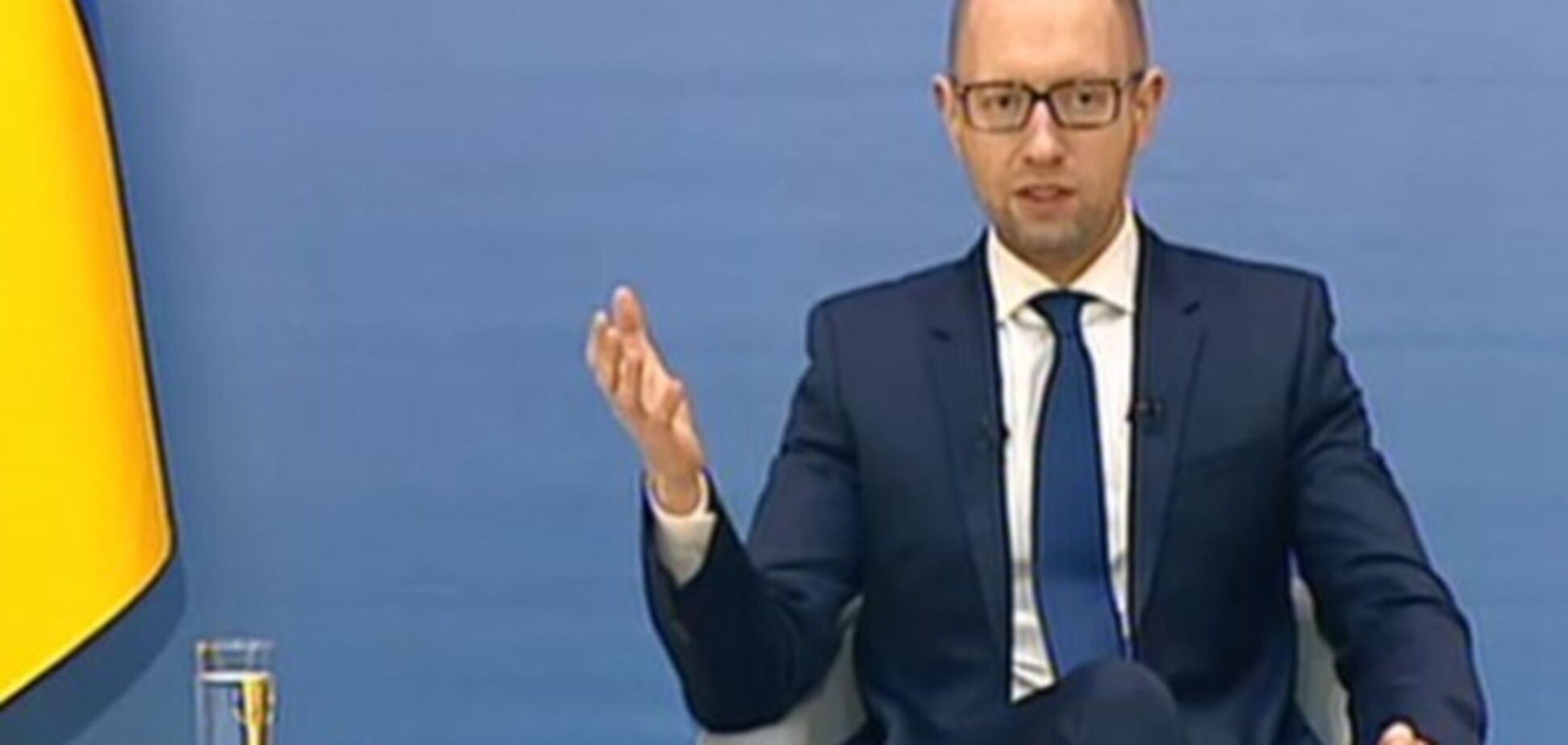 Яценюк спихнул девальвацию гривни на 'недоверие народа'