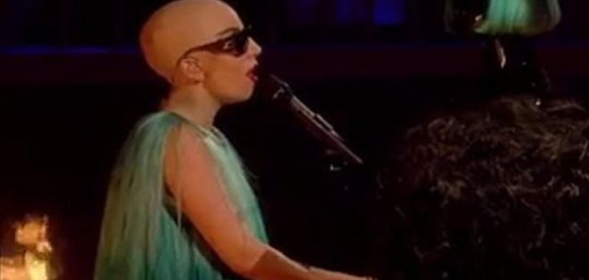 Леди Гага шокировала лысой головой