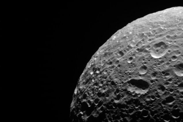 Космический аппарат заснял скрытый северный полюс спутника Сатурна