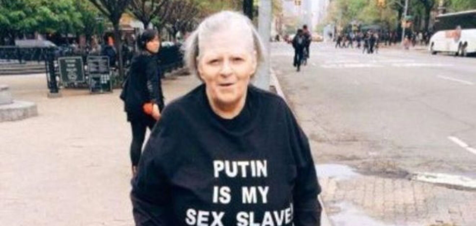 'Путин - мой секс-раб' и другие пикантные надписи на одежде пожилых людей