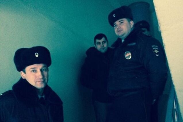 Под дверью квартиры Навального дежурят четверо полицейских: опубликовано фото
