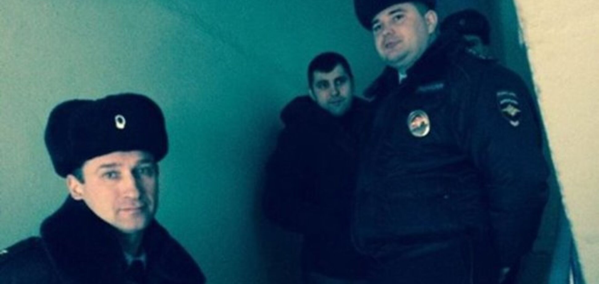 Под дверью квартиры Навального дежурят четверо полицейских: опубликовано фото