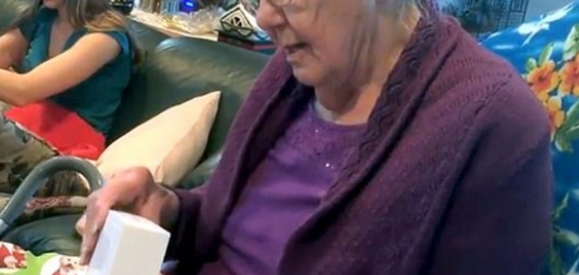 Внуки-шутники заставляли бабушку съесть подаренный ей 'iPhone'