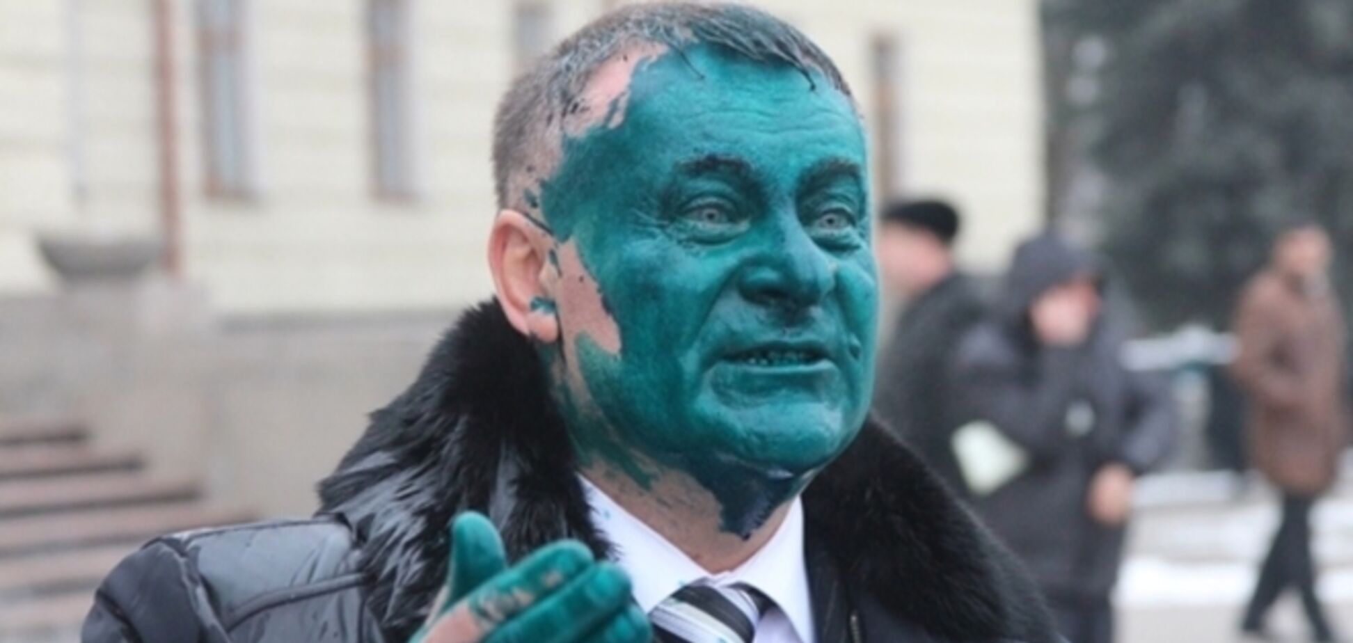 Экс-регионал назвал селян свиньями и получил зеленкой в лицо: опубликовано видео