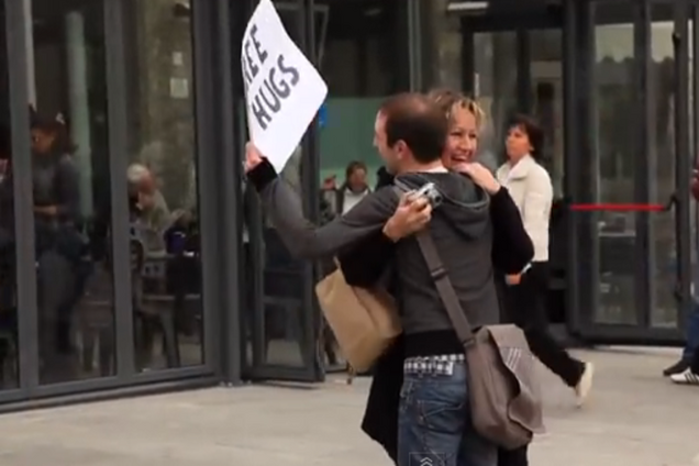 4 декабря в мире отмечают День объятий