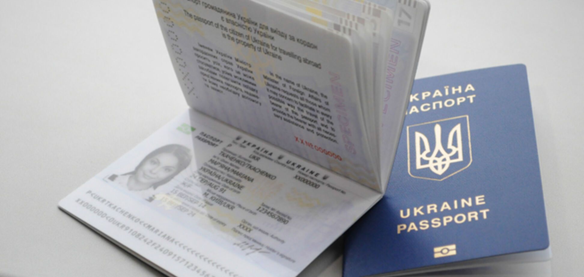 На Поліграфкомбінаті 'Україна' показали біометричний паспорт: опубліковано фото