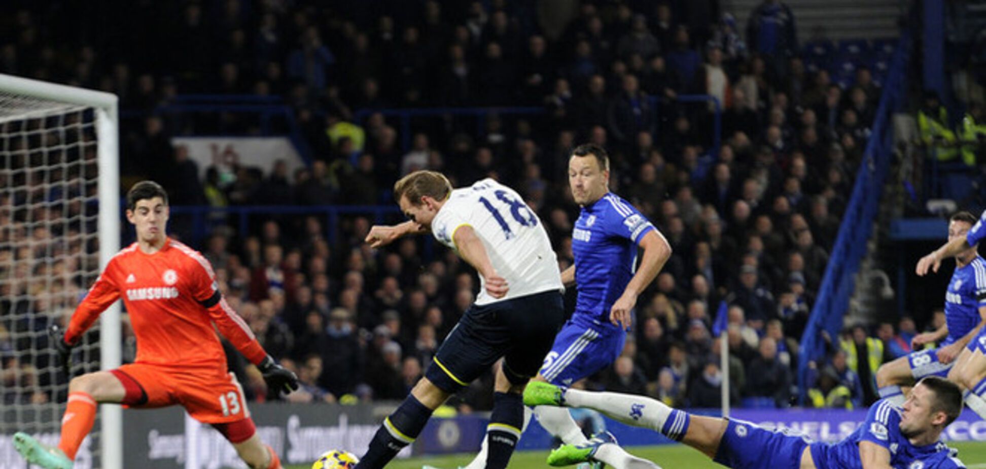 'Челси' устроил разгром в лондонском дерби