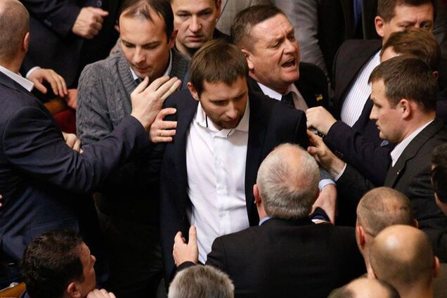 'Вас в Раду привел Майдан!' Парасюк спровоцировал первую драку: фото и видео потасовки