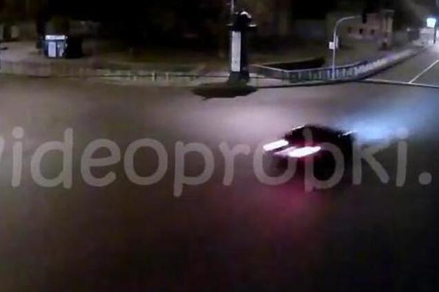 Опубликовано видео ДТП с Maserati в Киеве: на бешеной скорости парни врезались в столб