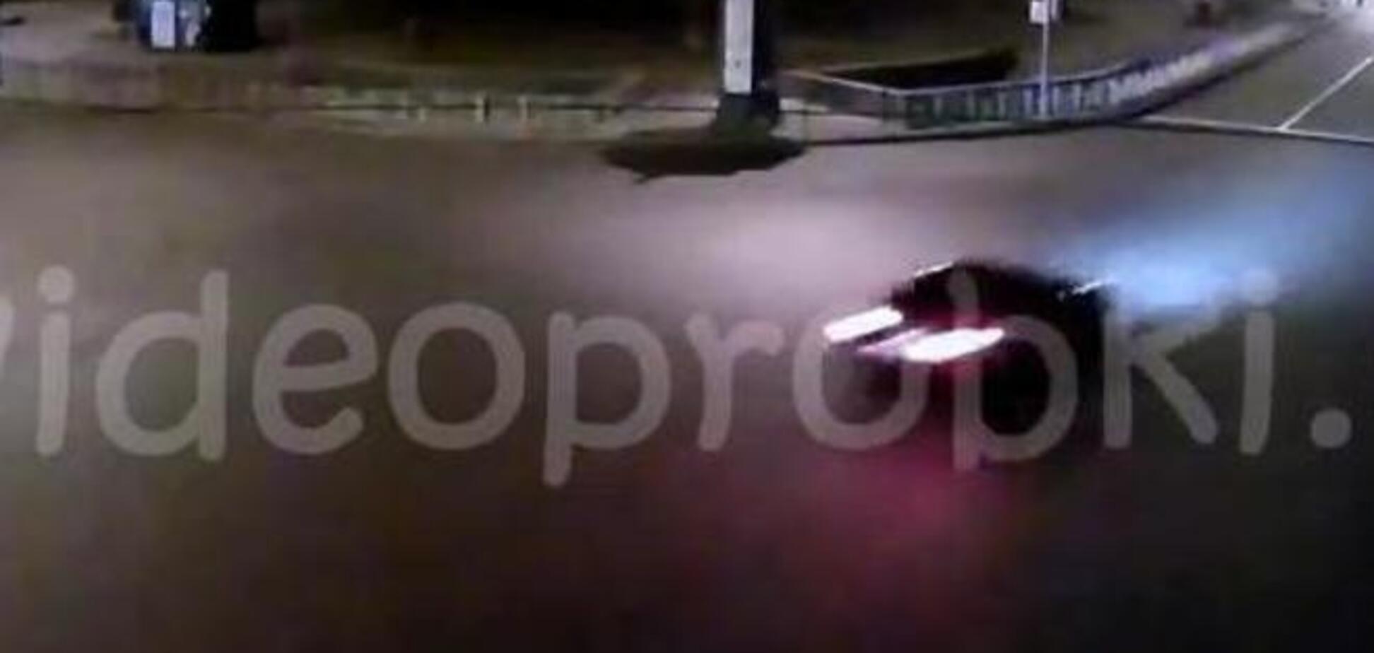 Опубликовано видео ДТП с Maserati в Киеве: на бешеной скорости парни врезались в столб