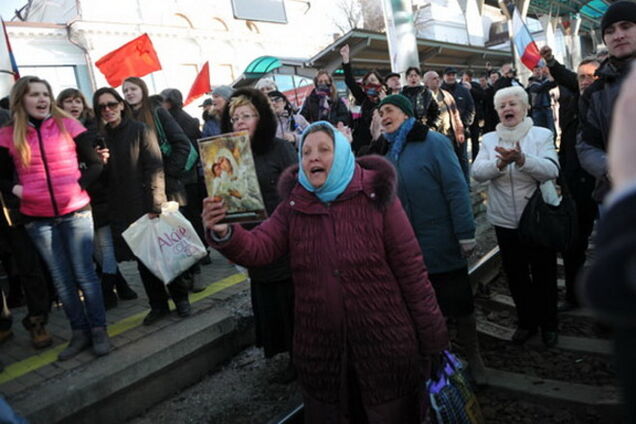 Назойливым российским журналистам пришлось убегать от разъяренных донецких бабушек