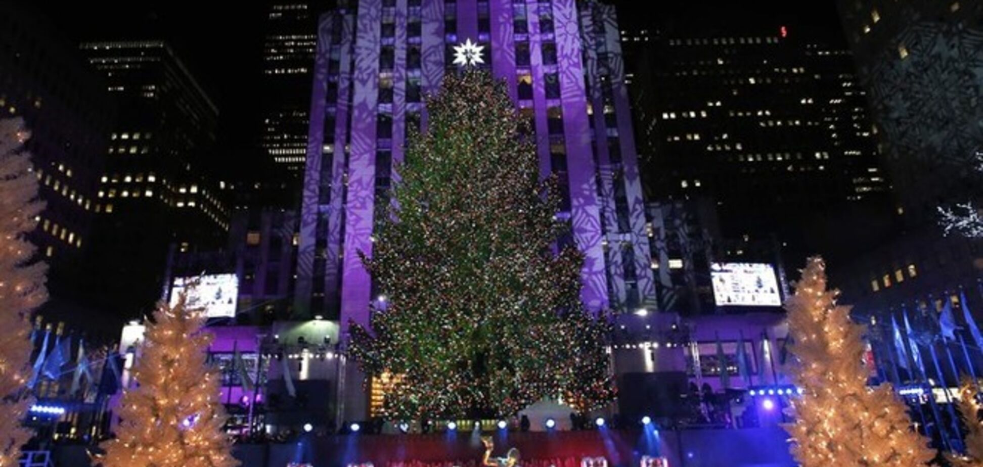 В Нью-Йорке зажгли главную рождественскую елку: опубликованы удивительные фото