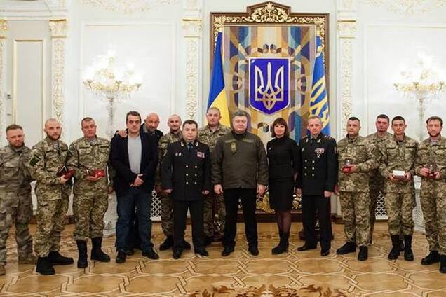 Порошенко 'киборгам': сдадим донецкий аэропорт - враг будет во Львове