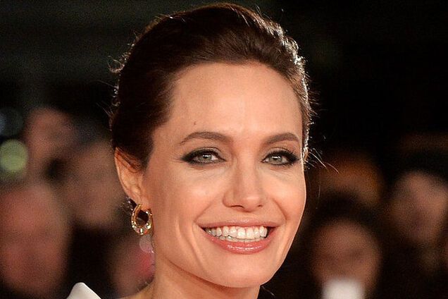 Анджелина Джоли встала на колени ради поклонницы