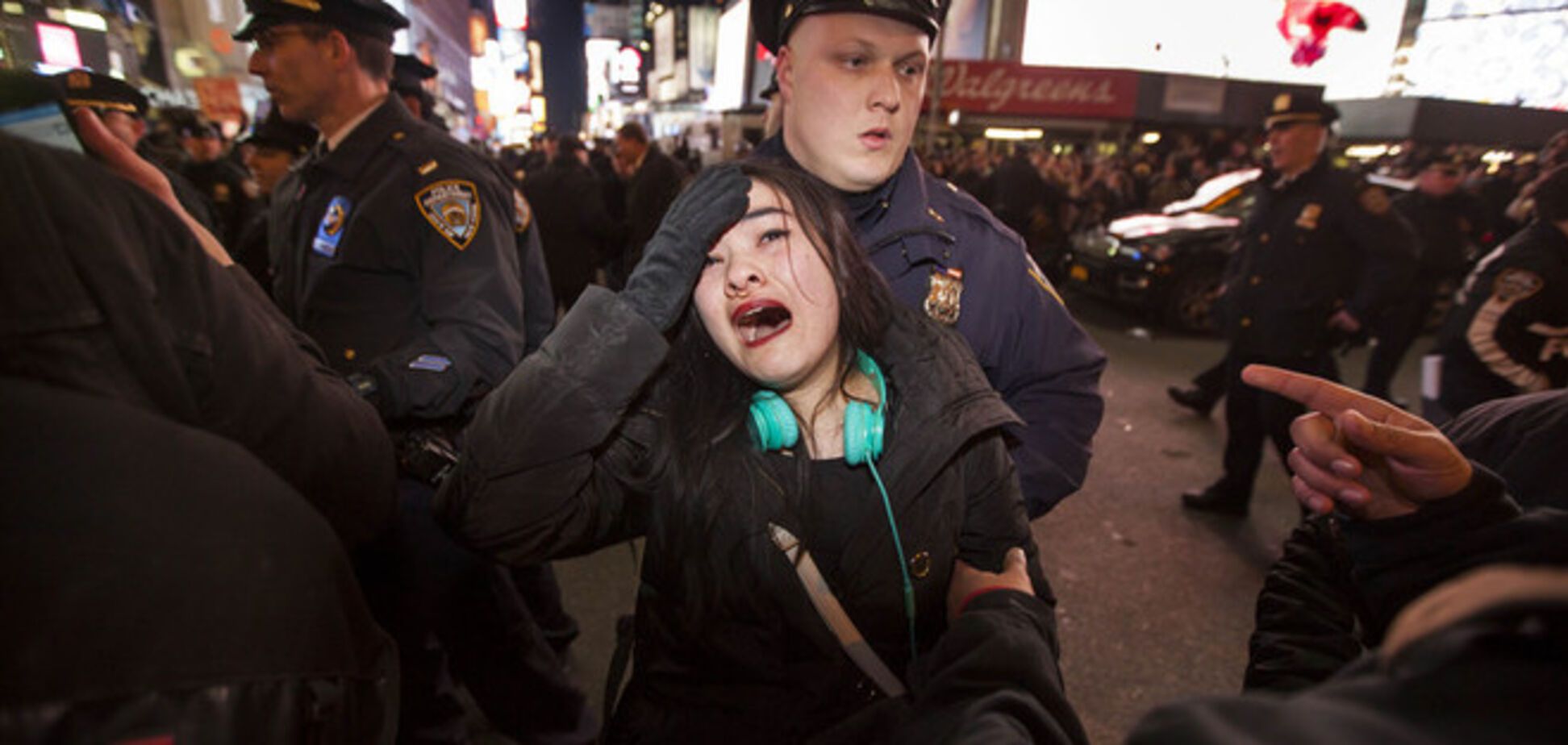 В Нью-Йорке арестованы десятки митингующих против убийства афроамериканца полицией: опубликованы фото