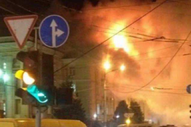 Здание ФСБ в центре Махачкалы охватил сильный пожар: опубликованы фото и видео