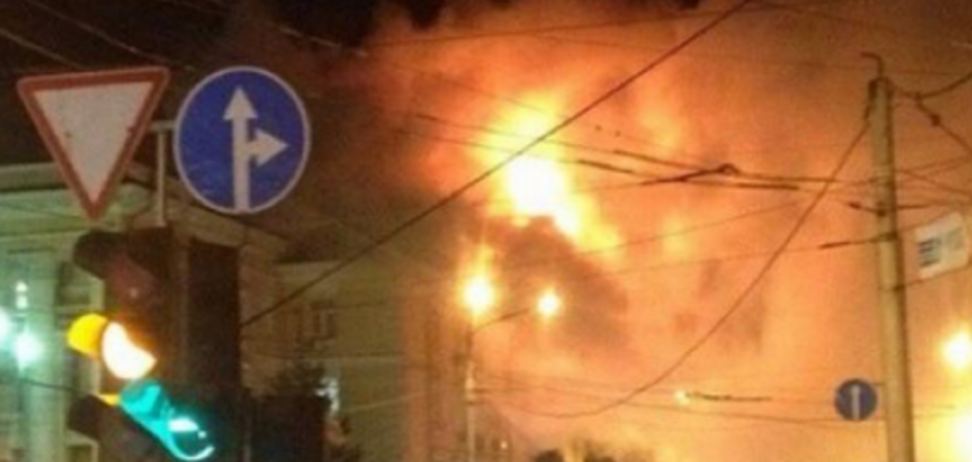 Будівлю ФСБ в центрі Махачкали охопила сильна пожежа: опубліковано фото і відео