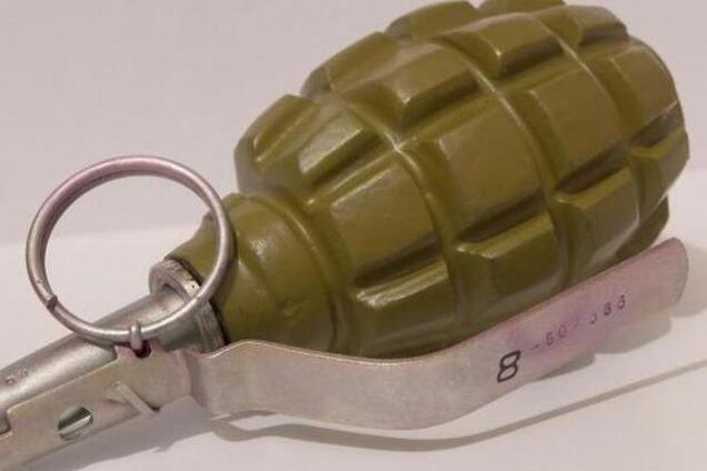 В Киеве пьяный водитель пришел к гаишникам с гранатой