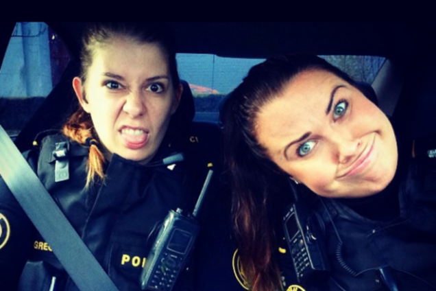В сети появились веселые фото исландских полицейских-бездельников