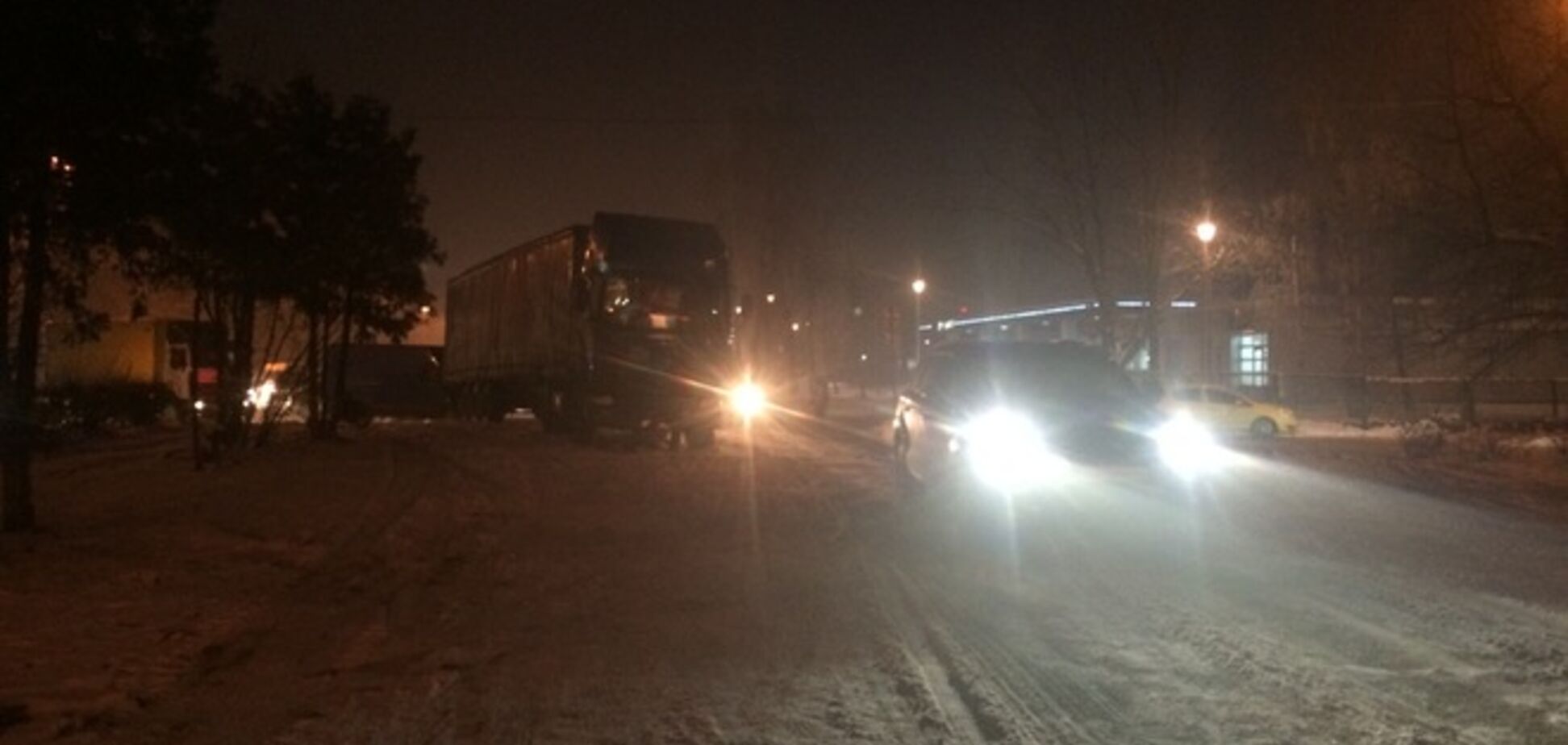 У Києві вантажівка перекрила всю дорогу: опубліковано фото