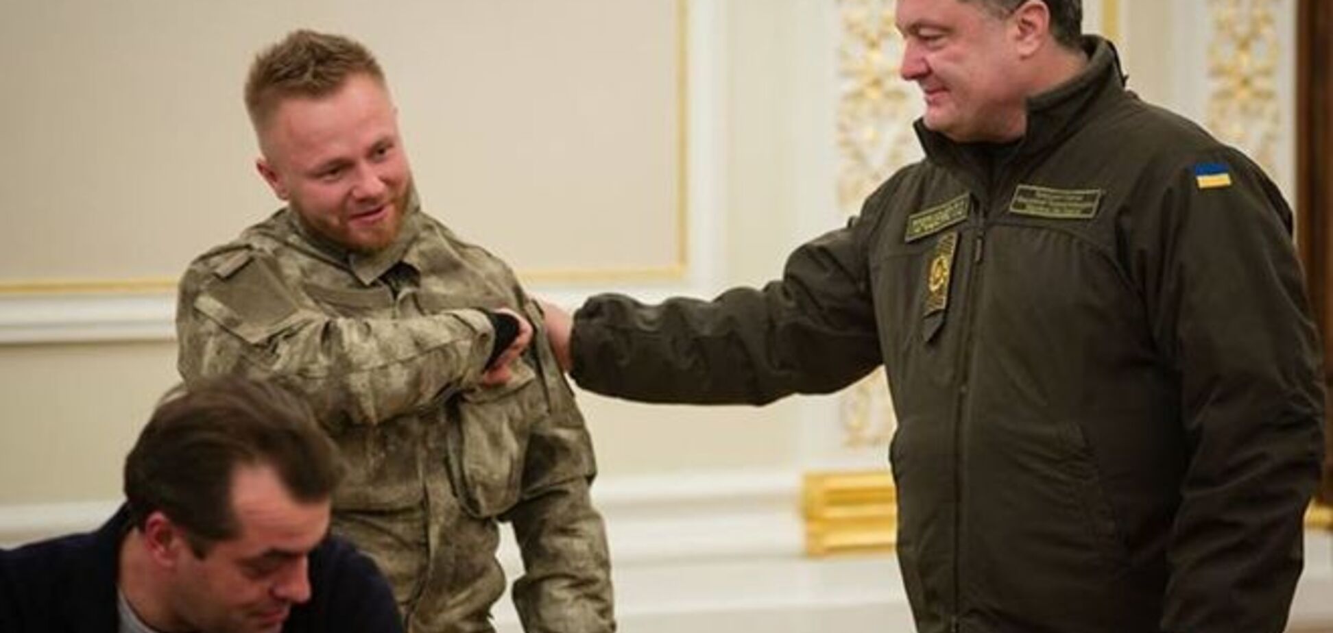 Порошенко дал гражданство Украины беларусу из батальона 'Азов' и вручил паспорт