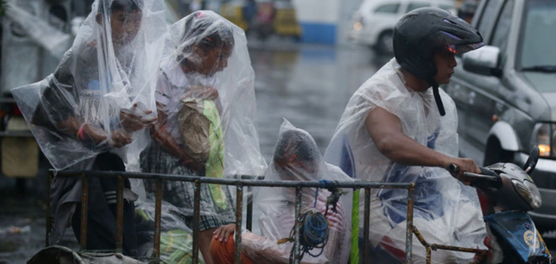 На Филиппинах эвакуировали более полумиллиона людей из-за тайфуна 