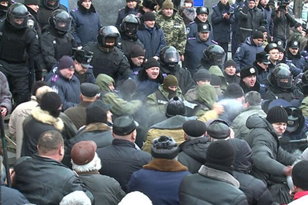На 'Майдане' в Виннице пострадали 7 милиционеров и протестующий: фото столкновений