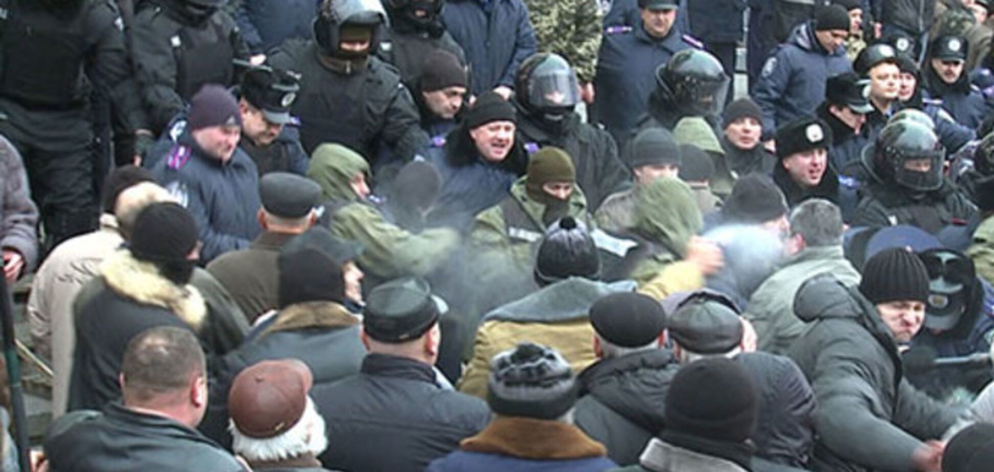 На 'Майдане' в Виннице пострадали 7 милиционеров и протестующий: фото столкновений