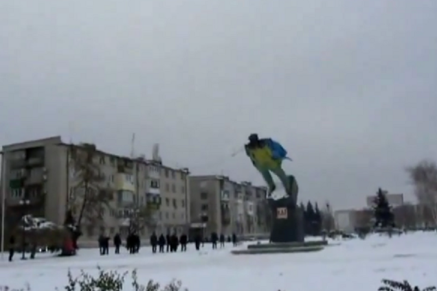 На Днепропетровщине свалили желто-блакитного Ленина: опубликованы фото и видео