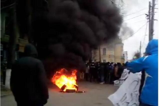 Майдан в Виннице: выбитые стекла, пострадавшие активисты, удравшие депутаты