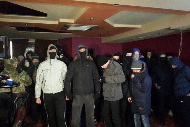 В Киеве неизвестные в масках разгромили казино: фото с места происшествия 