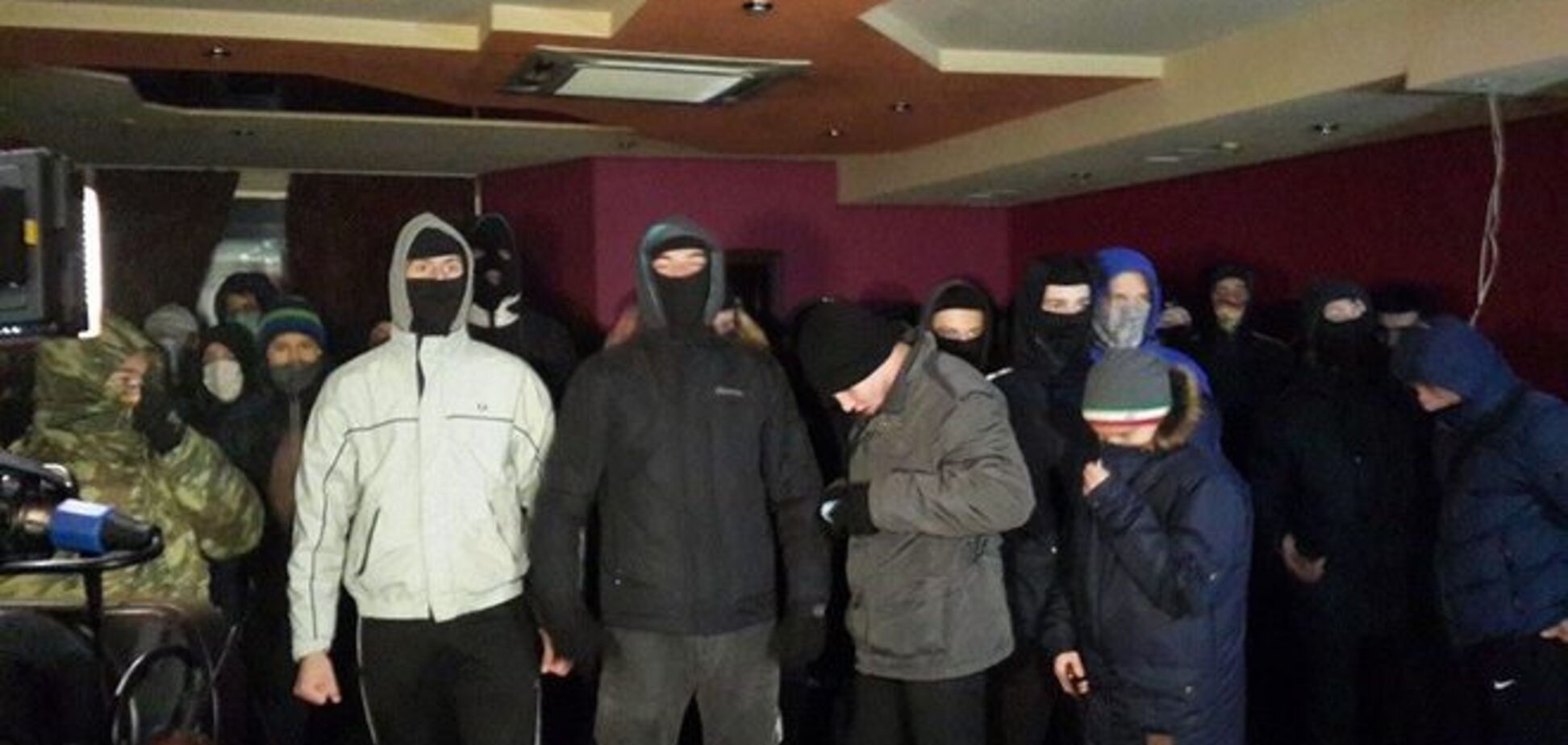 В Киеве неизвестные в масках разгромили казино: фото с места происшествия 