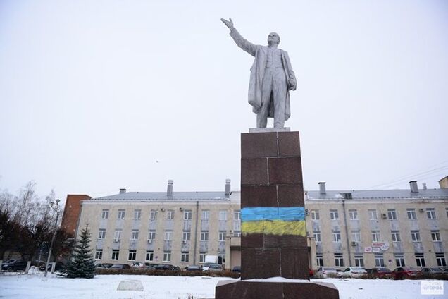 В Чебоксарах на постаменте Ленину появился флаг Украины: опубликовано фото