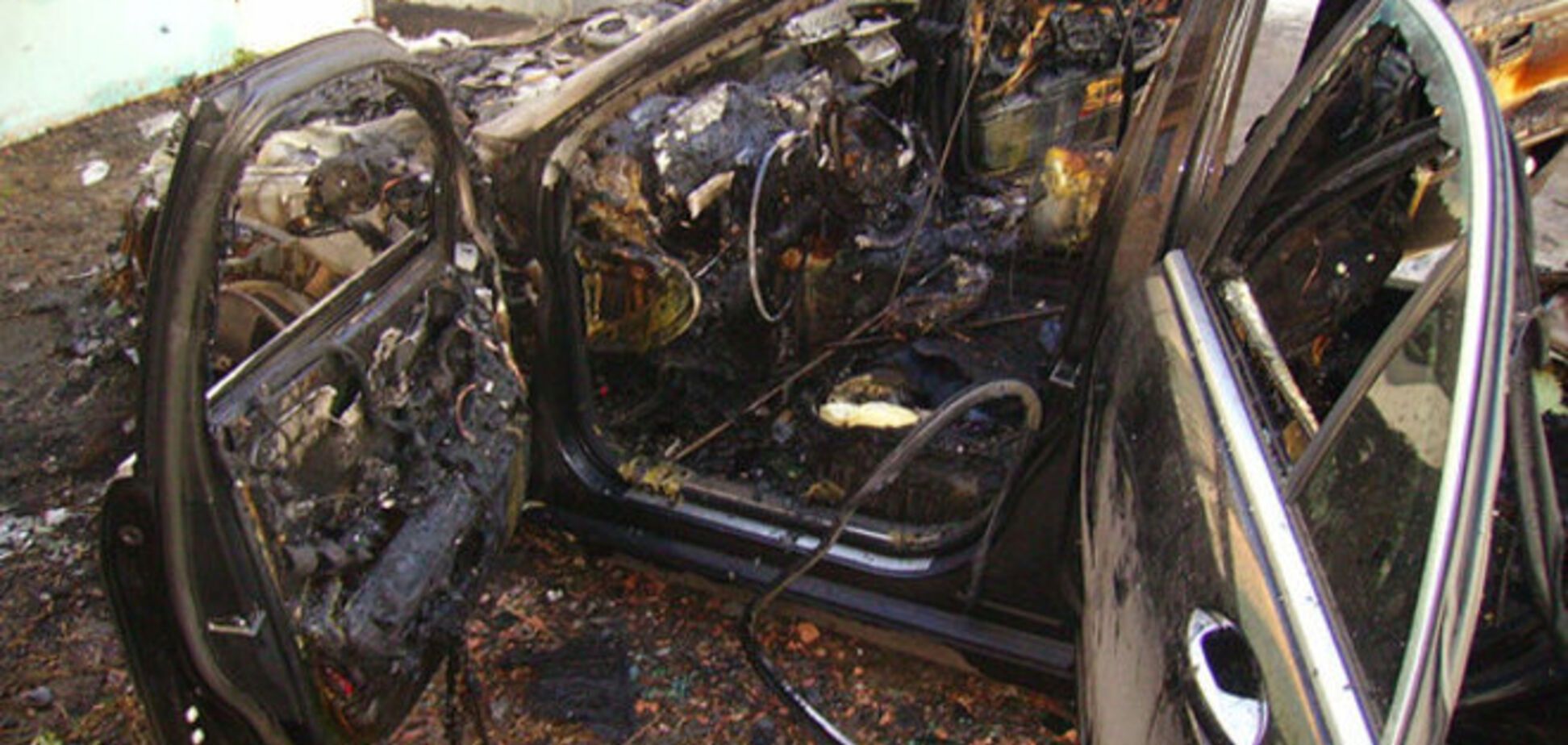В Киеве на паркинге сгорел элитный Mercedes