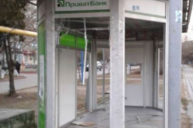 В Керчи вандалы разгромили отделение 'Приватбанка' и похитили банкомат