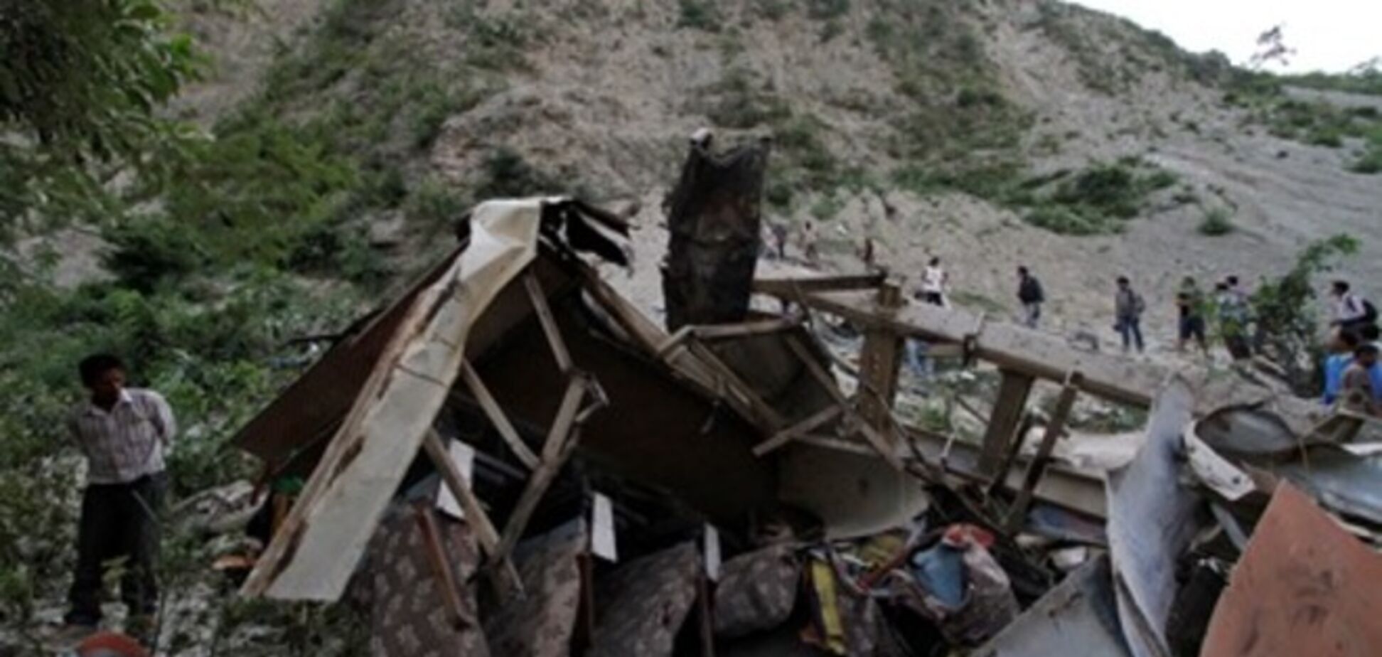 В Непале переполненный автобус слетел в пропасть: 17 погибших