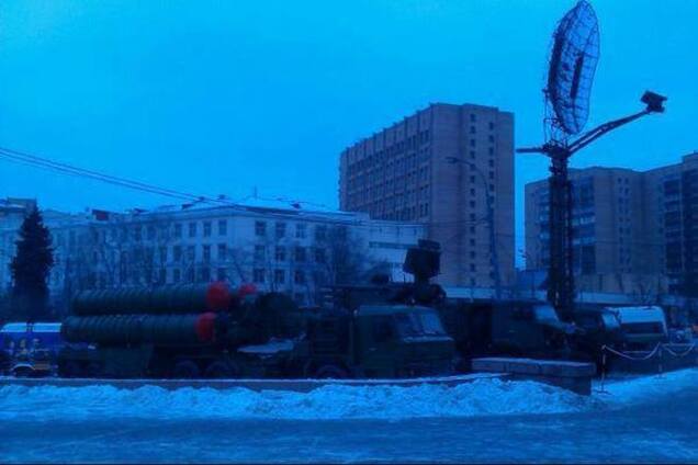 Терміново санітарів у Кремль: соцмережі відреагували на ракетний комплекс в центрі Москви