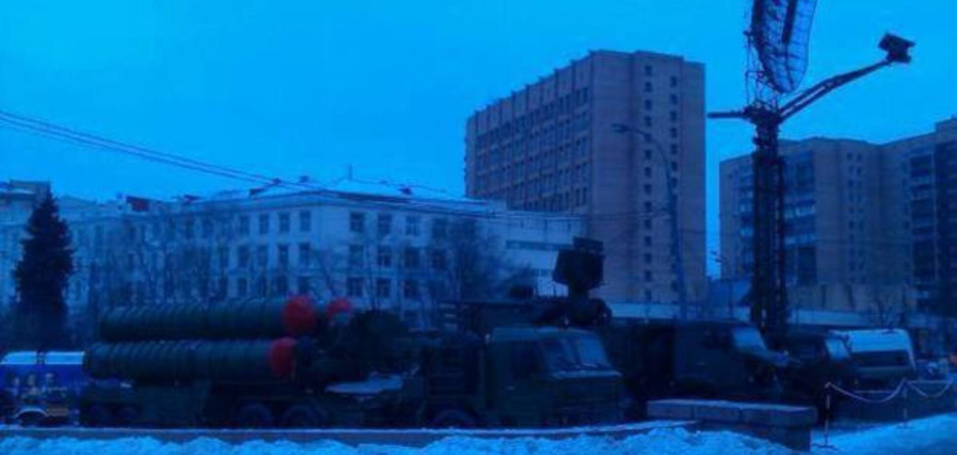 Срочно санитаров в Кремль: соцсети отреагировали на ракетный комплекс в центре Москвы