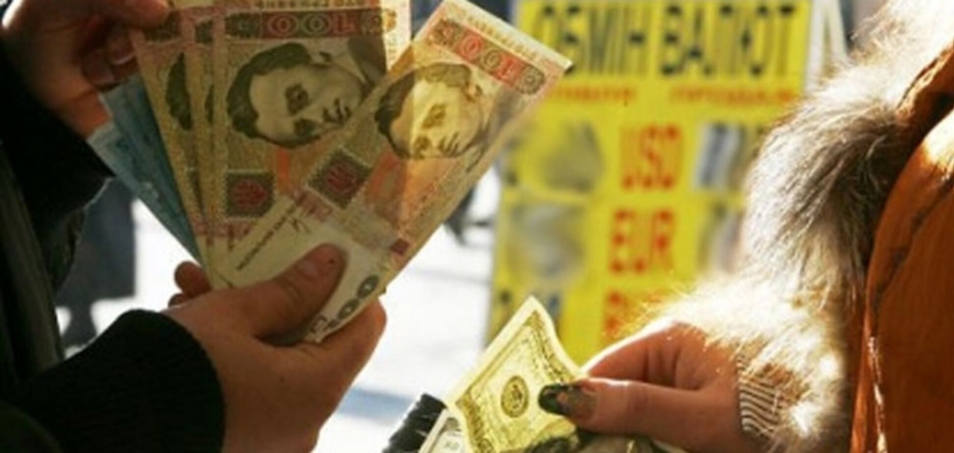 Курс доллара в обменниках вырос почти до 16 гривен