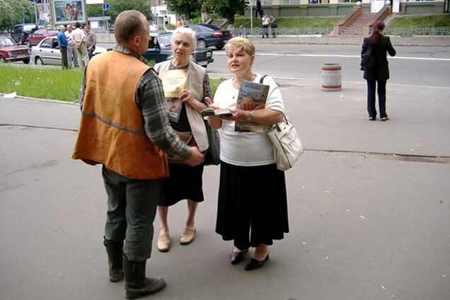 В квартиры киевлян вламываются 'сектанты-сатанисты' с разговорами о Библии