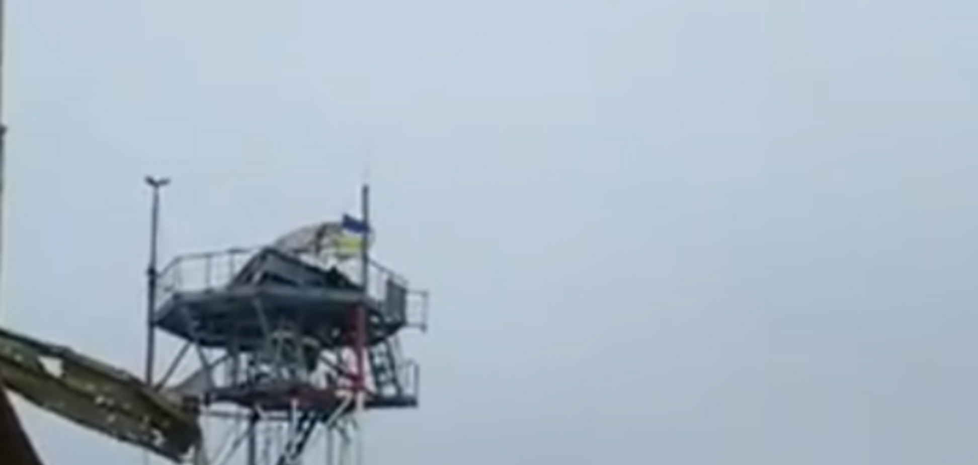 'Киборги' установили флаг Украины на метеовышке донецкого аэропорта: опубликовано видео