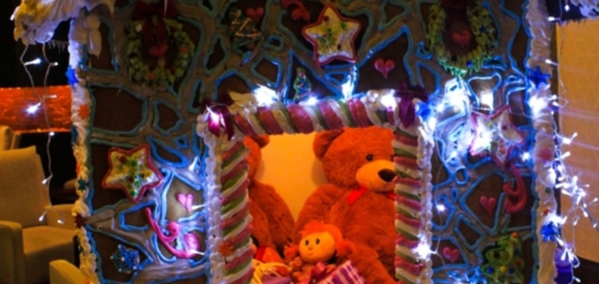 Киевский отель украсил холл съедобным имбирным домиком: опубликованы фото