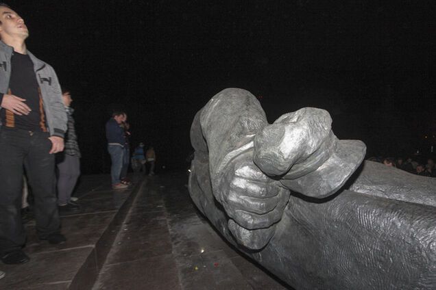 Ленинопад. За год в Украине демонтировали полтысячи памятников