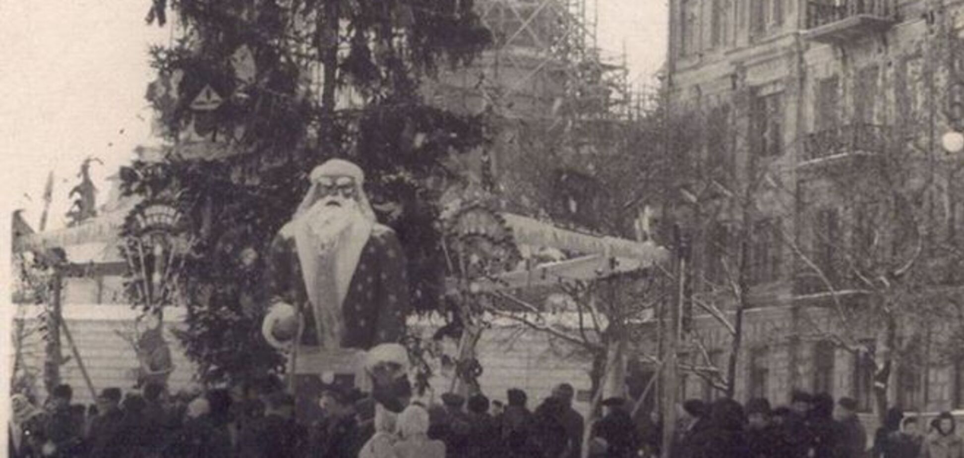 60 лет назад на Софийской площади в Киеве также стояла новогодняя елка: фотофакт 