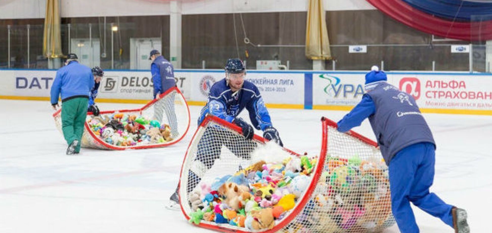 Российские хоккеисты собрали подарки для детей Донбасса