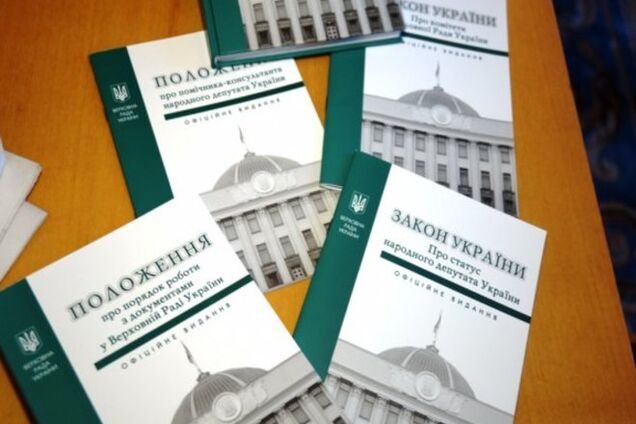 Кабмин Яценюка закупил столько бумаги, что ею можно выстелить дорогу от Киева до Мадрида
